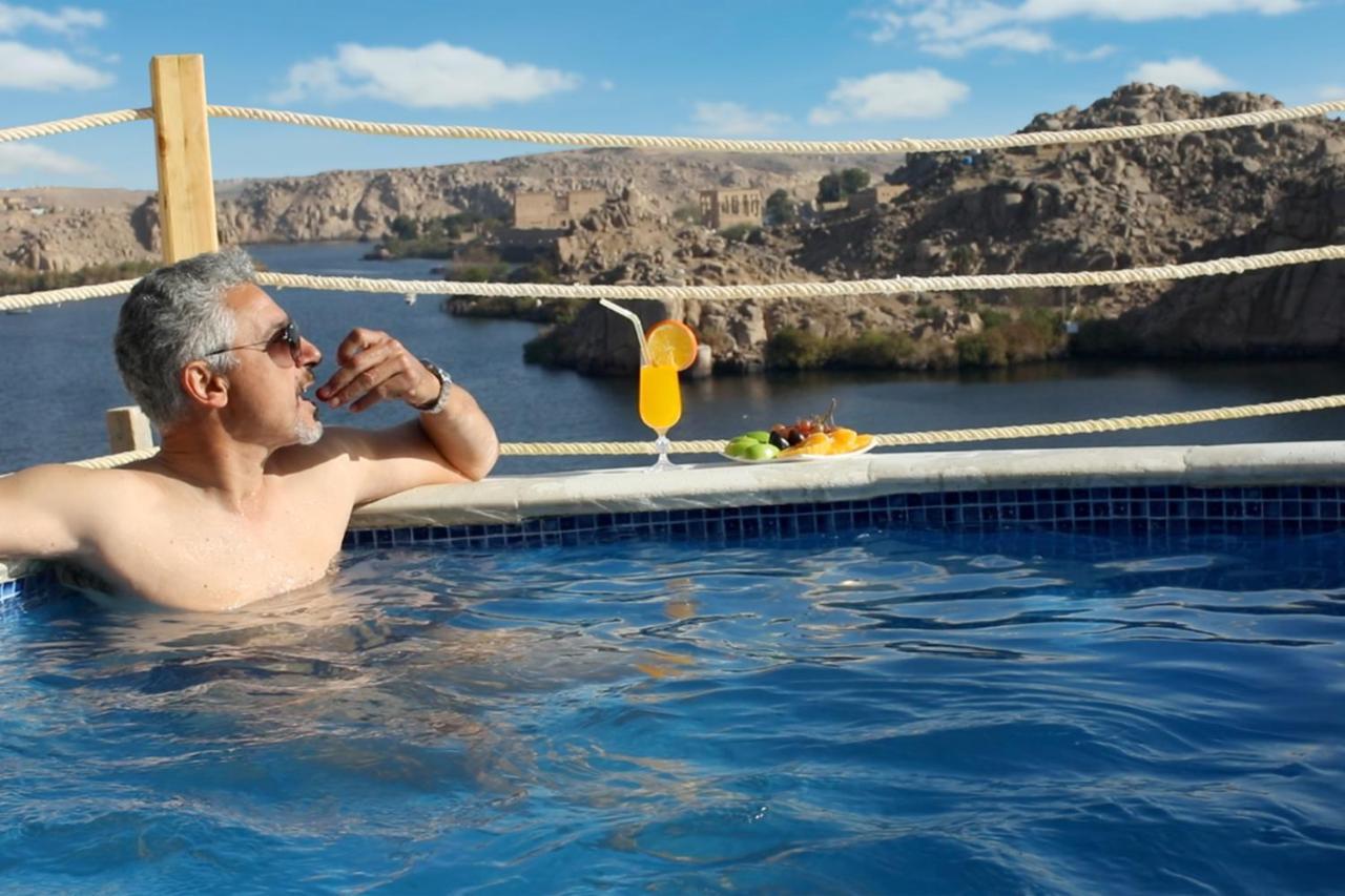 Benben By Dhara Hotels - Adults Only Assuão Exterior foto A man relaxing in a swimming pool